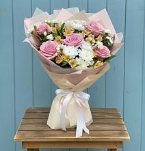 Букет цветов из:  Гвоздики, Орхидеи и Розы в Каменск-Уральском