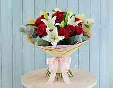 Букет цветов из:  Лилии и Розы в Каменск-Уральском