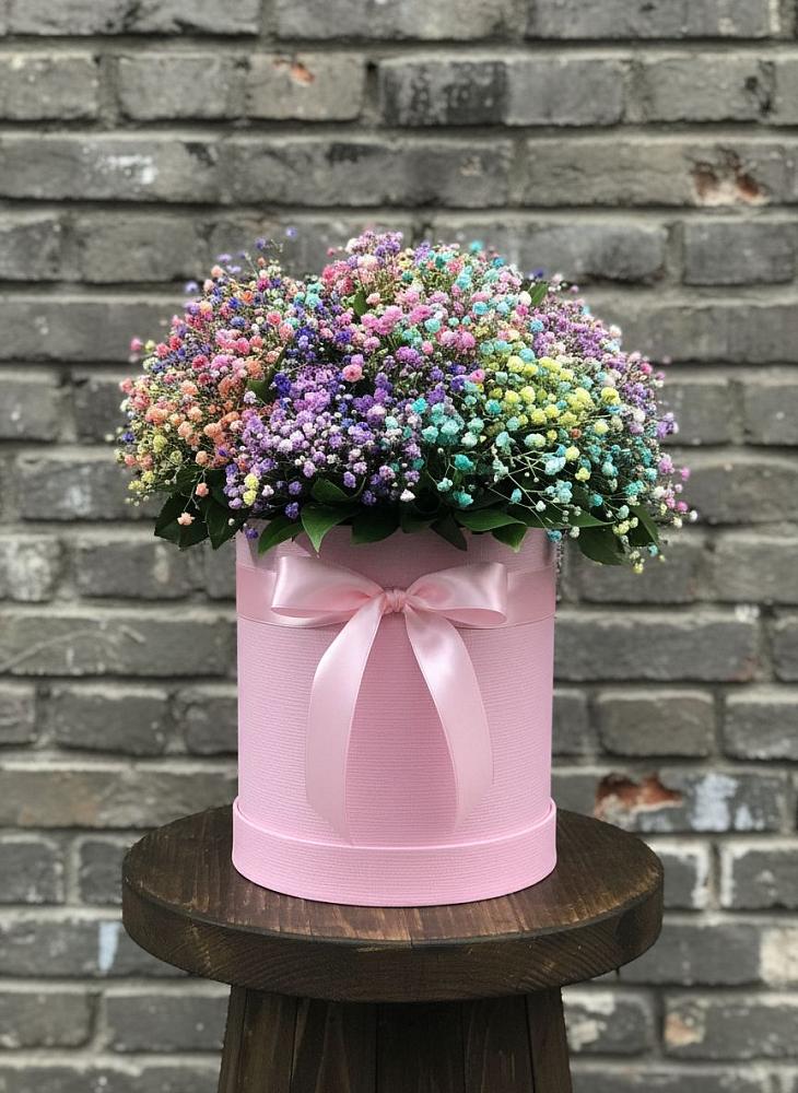 Цветочная композиция из Гипсофила и Розы в шляпной коробке в Каменск-Уральском