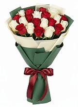 Букет Микс из красных и белых роз в Каменск-Уральском