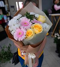 Букет цветов из:  Герберы, Розы и Хризантемы в Каменск-Уральском