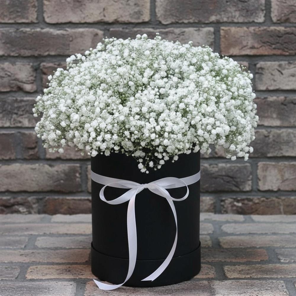 Цветочная композиция из Гипсофила в шляпной коробке в Каменск-Уральском