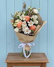 Букет цветов из:  Альстромерии, Лизиантусы, Розы и Хризантемы в Каменск-Уральском