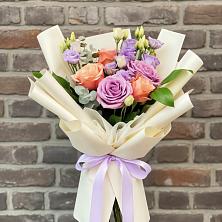 Букет цветов из:  Лизиантусы и Розы в Каменск-Уральском