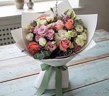 Букет цветов из:  Розы, Лизиантусы и Гвоздики в Каменск-Уральском