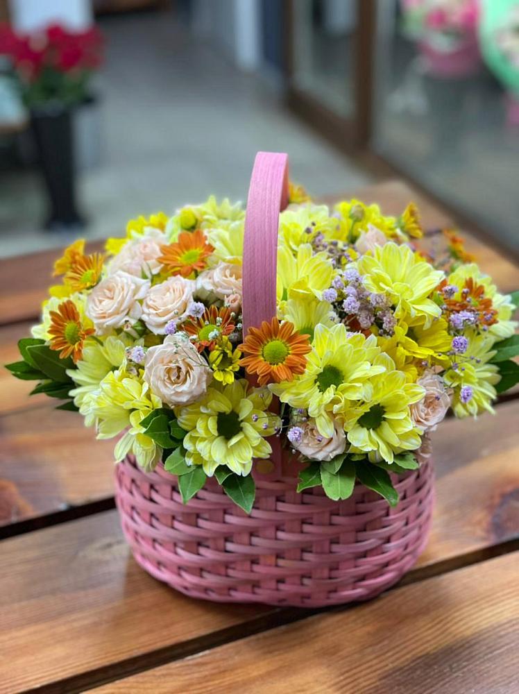 Цветочная композиция из Хризантемы и Розы в корзине в Каменск-Уральском