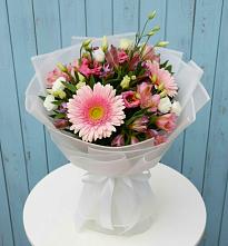 Букет цветов из:  Герберы, Альстромерии и Лизиантусы в Каменск-Уральском