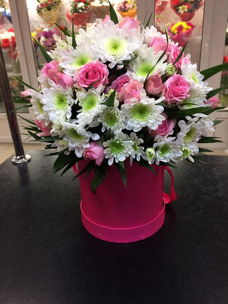 Цветочная композиция из Розы и Хризантемы в шляпной коробке в Каменск-Уральском