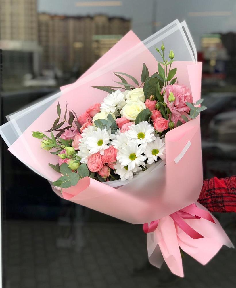 Букет нежный в Каменск-Уральском Букет цветов из: Розы, Лизиантусы и Хризантемы в Каменск-Уральском