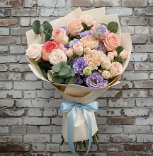 Букет цветов из:  Розы, Лизиантусы и Гвоздики в Каменск-Уральском