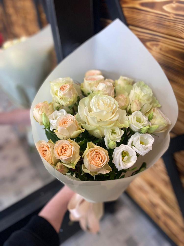 Букет цветов из: Розы и Лизиантусы в Каменск-Уральском